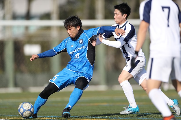 竹内裕樹（たけうちひろき）選手は相手にマークされながらボールをキープ。竹内選手は2017年のデフリンピックでも活躍した